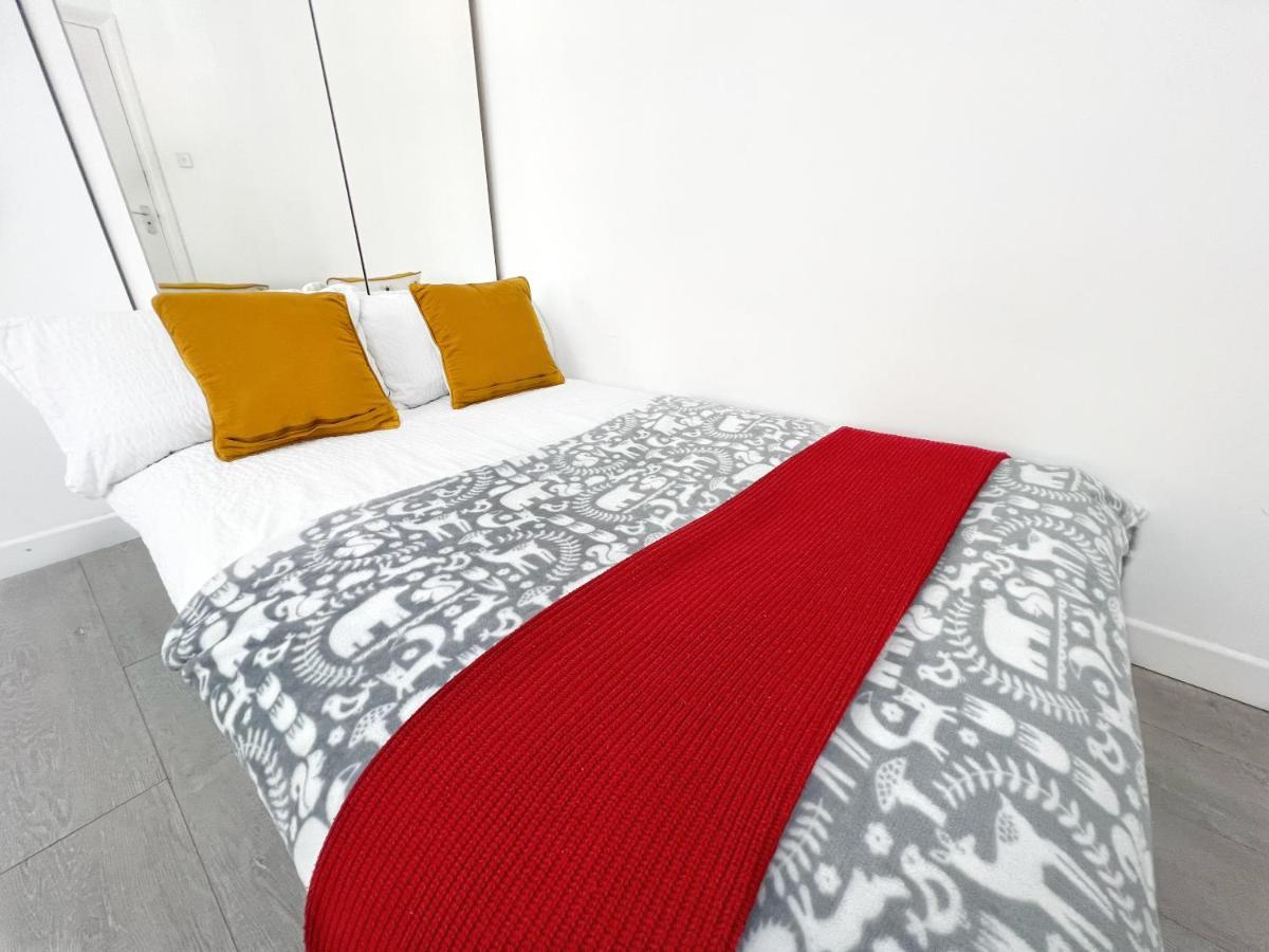 Luxurious House Near Excel- Air Conditioning, 9 Beds, 2 Baths, Garden, Fast Wifi * Londra