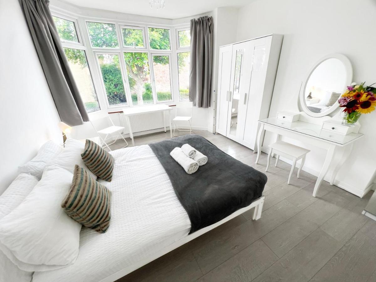 Luxurious House Near Excel- Air Conditioning, 9 Beds, 2 Baths, Garden, Fast Wifi Pensiune