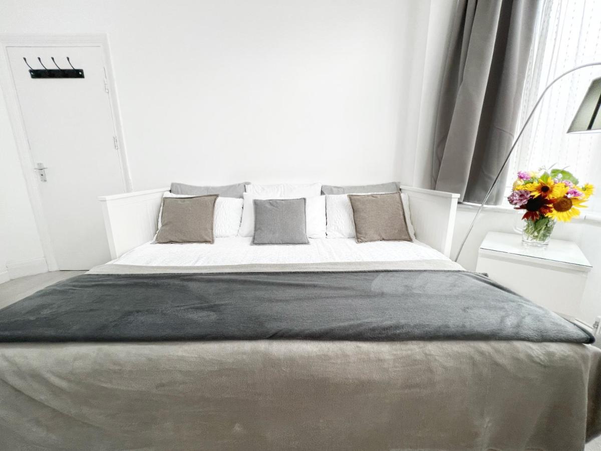 Luxurious House Near Excel- Air Conditioning, 9 Beds, 2 Baths, Garden, Fast Wifi Pensiune