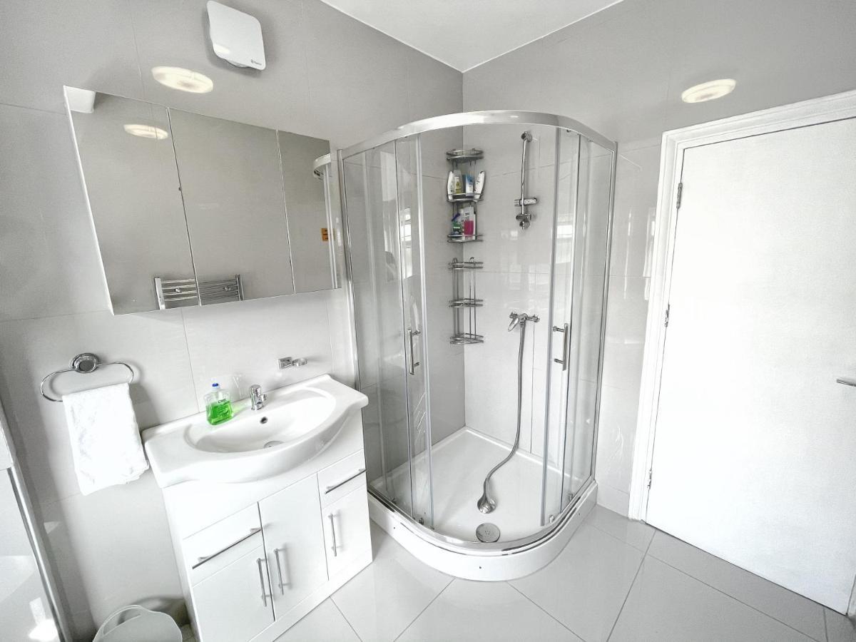 Luxurious House Near Excel- Air Conditioning, 9 Beds, 2 Baths, Garden, Fast Wifi Pensiune