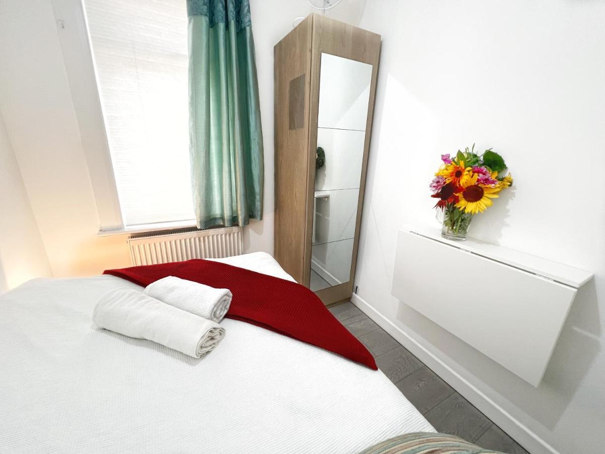 Luxurious House Near Excel- Air Conditioning, 9 Beds, 2 Baths, Garden, Fast Wifi Pensiune *