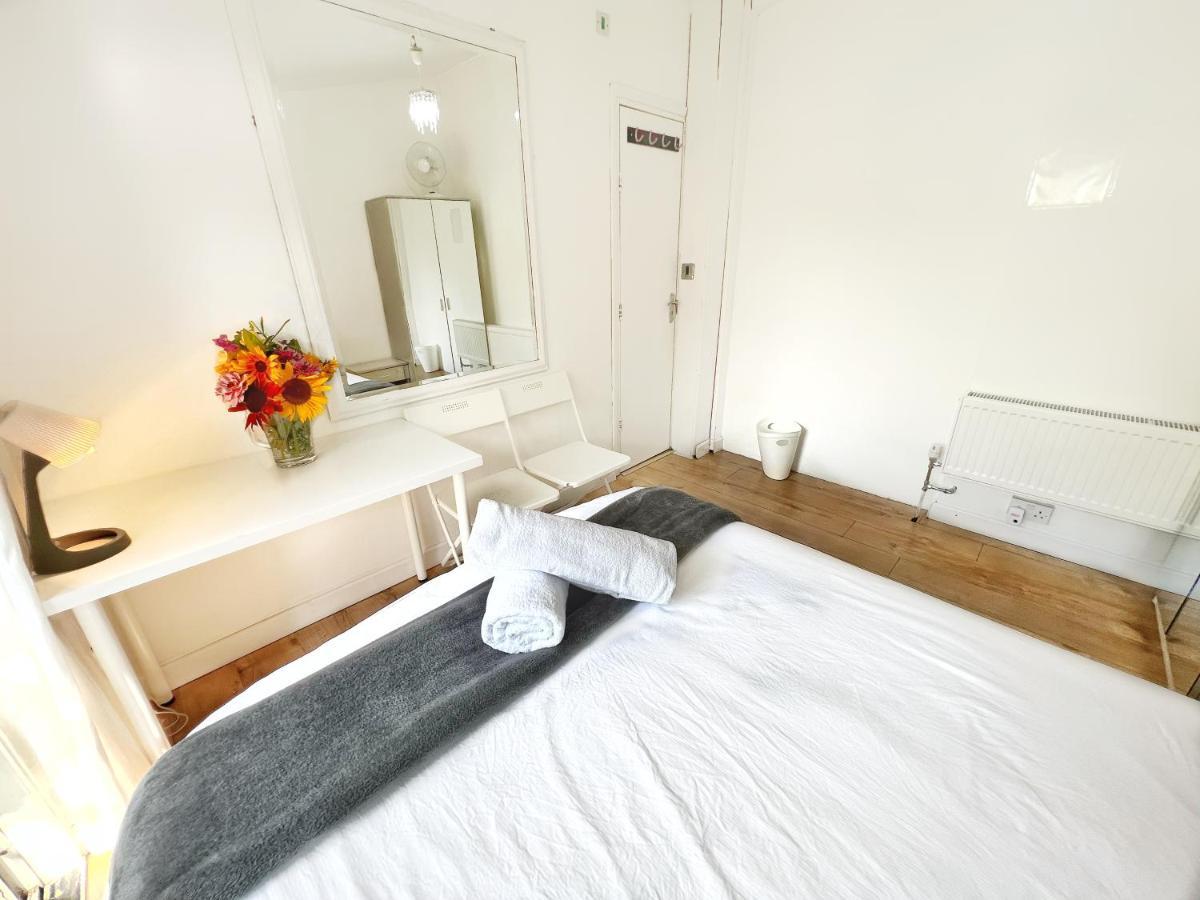 Pensiune Luxurious House Near Excel- Air Conditioning, 9 Beds, 2 Baths, Garden, Fast Wifi *