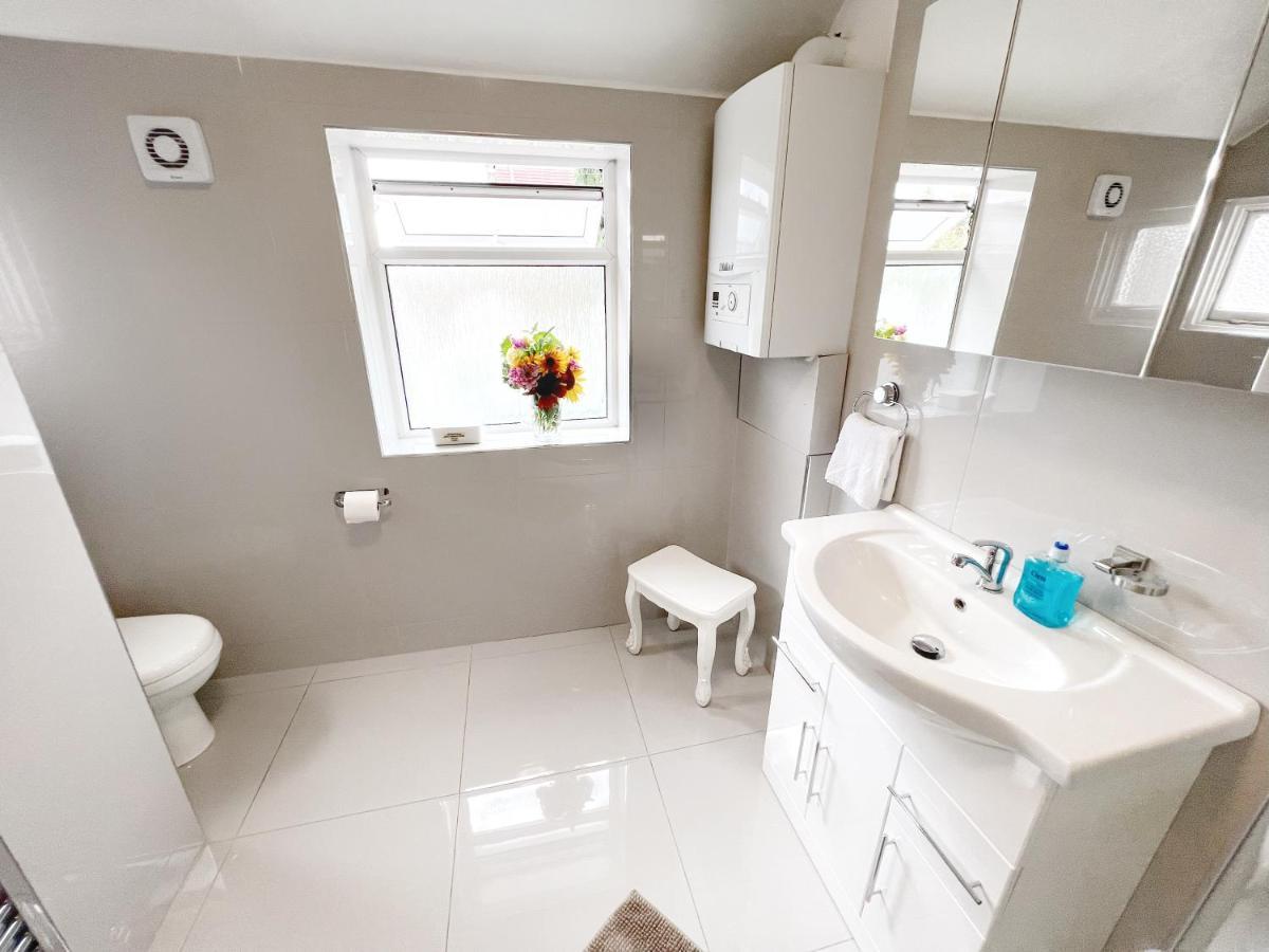 Luxurious House Near Excel- Air Conditioning, 9 Beds, 2 Baths, Garden, Fast Wifi Pensiune *