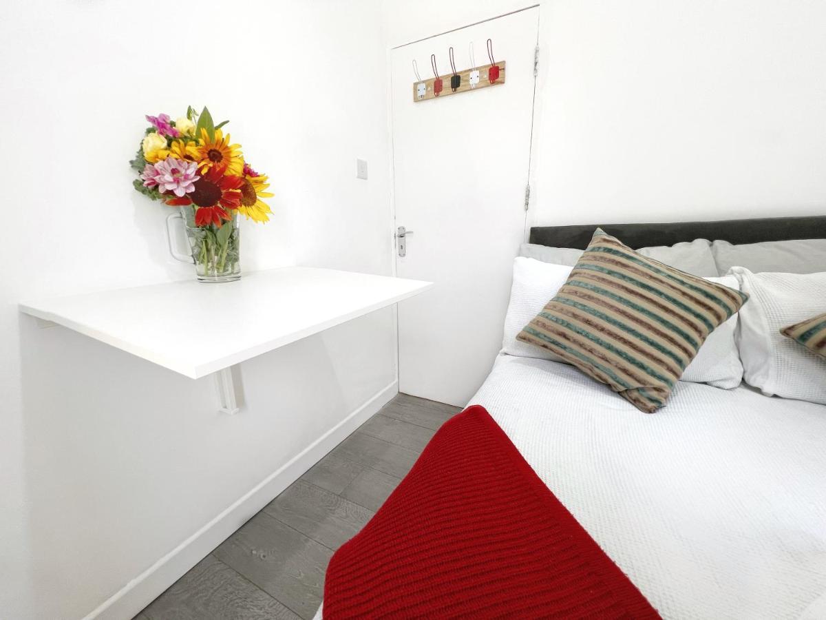 Pensiune Luxurious House Near Excel- Air Conditioning, 9 Beds, 2 Baths, Garden, Fast Wifi *