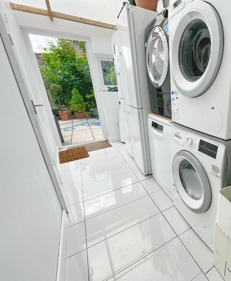 Luxurious House Near Excel- Air Conditioning, 9 Beds, 2 Baths, Garden, Fast Wifi Pensiune *