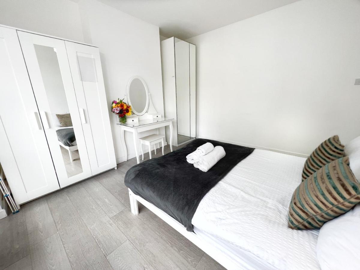 Luxurious House Near Excel- Air Conditioning, 9 Beds, 2 Baths, Garden, Fast Wifi Londra