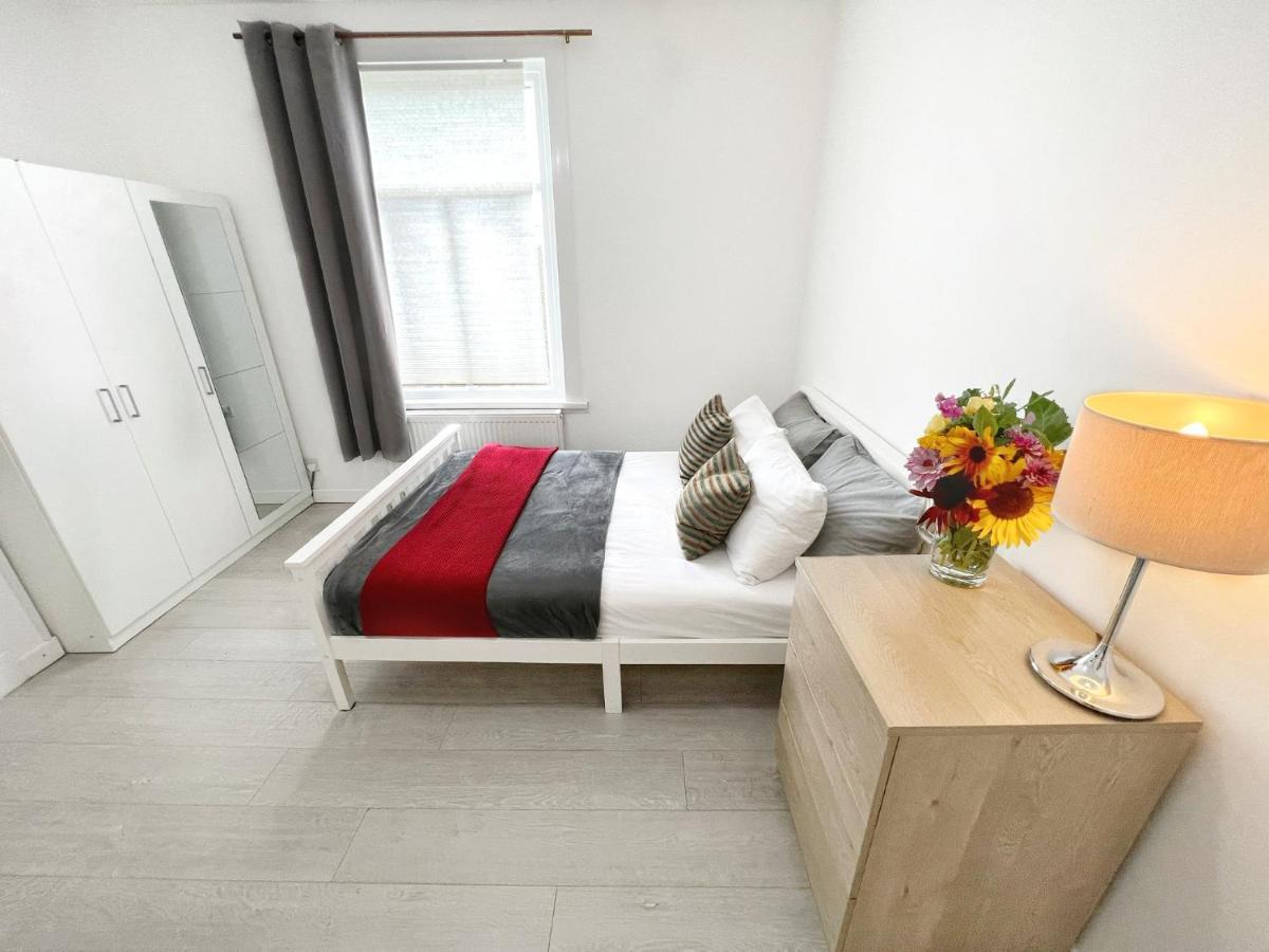 Luxurious House Near Excel- Air Conditioning, 9 Beds, 2 Baths, Garden, Fast Wifi Pensiune *
