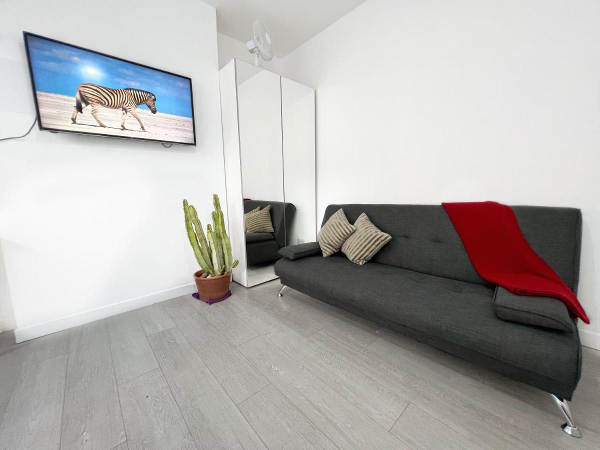 Luxurious House Near Excel- Air Conditioning, 9 Beds, 2 Baths, Garden, Fast Wifi Londra