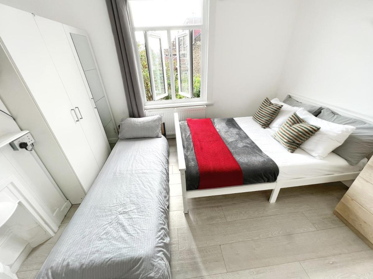 Luxurious House Near Excel- Air Conditioning, 9 Beds, 2 Baths, Garden, Fast Wifi Pensiune *