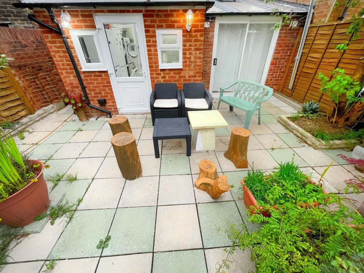 Luxurious House Near Excel- Air Conditioning, 9 Beds, 2 Baths, Garden, Fast Wifi Pensiune Londra